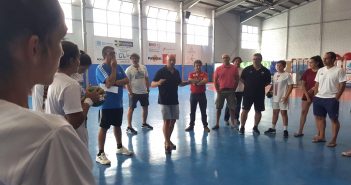 Presidente con equipo femenino