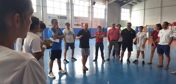 Presidente con equipo femenino